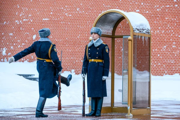 Ändra varje timme av presidentgardets Ryssland vid graven av okänd soldat och Eternal flame i Alexander trädgård nära Kreml wall. Vinter vy. — Stockfoto