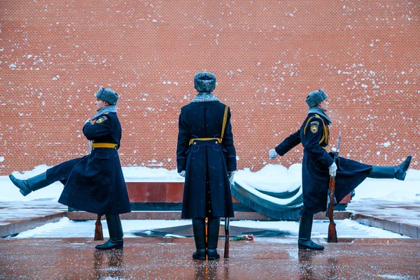 Rusya'nın Cumhurbaşkanlığı Muhafız mezar bilinmeyen asker ve Kremlin duvarının yakınında Alexander bahçesinde Eternal flame saatlik değiştirin. Kış görünümü. 