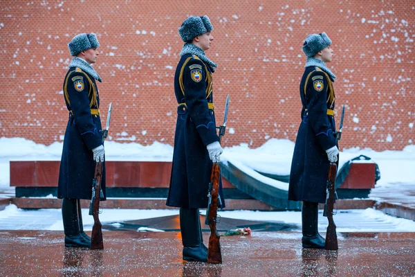Stündlicher Wechsel der Präsidentengarde Russlands am Grab des unbekannten Soldaten und der ewigen Flamme im Alexandergarten in der Nähe der Kremlmauer. Winterblick. — Stockfoto