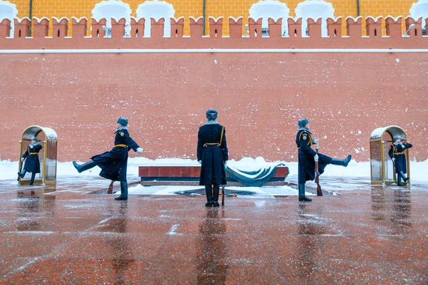 Changement horaire de la garde présidentielle de Russie sur la tombe du soldat inconnu et la flamme éternelle dans le jardin Alexandre près du mur du Kremlin. Vue d'hiver . — Photo