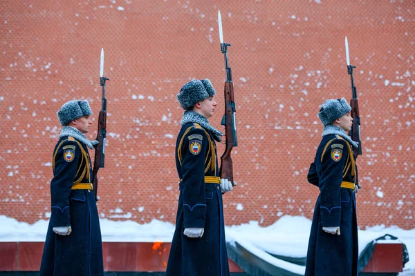 Ändra varje timme av presidentgardets Ryssland vid graven av okänd soldat och Eternal flame i Alexander trädgård nära Kreml wall. Vinter vy. — Stockfoto