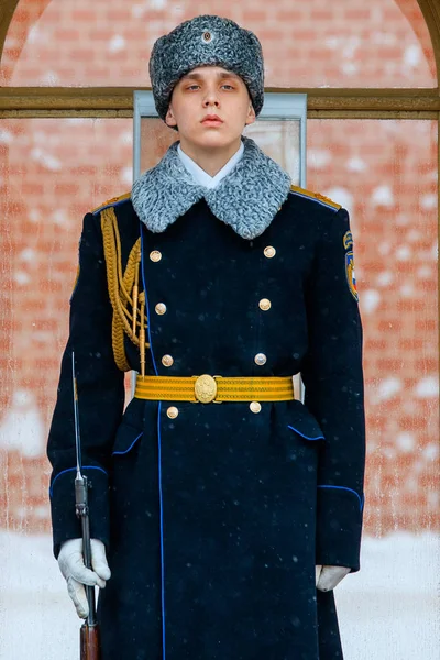 Guarda do regimento presidencial da Rússia perto do túmulo do soldado desconhecido e chama eterna no jardim de Alexander perto da parede de Kremlin. Vista de inverno . — Fotografia de Stock