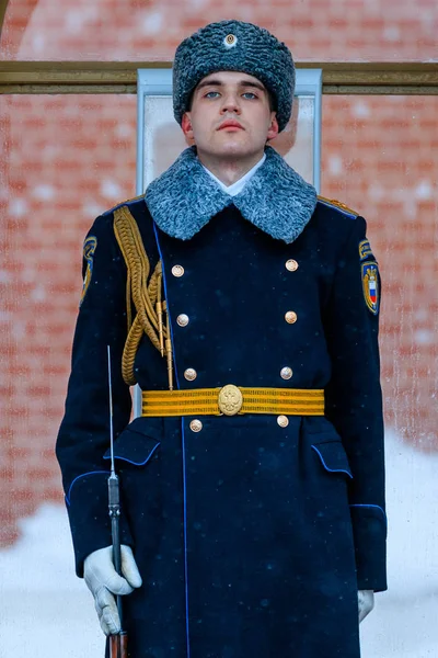 Vakten av presidentens regimenten av Ryssland nära graven av okänd soldat och Eternal flame i Alexander trädgård nära Kreml wall. Vinter vy. — Stockfoto