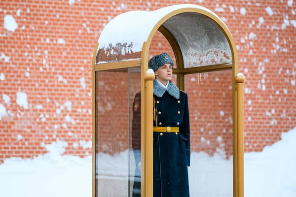 Guard of the Presidential regiment of Russia near Tomb of Unknown soldier and Eternal flame in Alexander garden near Kremlin wall. Winter view. — Stock Photo, Image