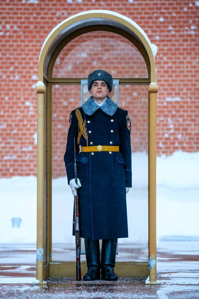 Guarda do regimento presidencial da Rússia perto do túmulo do soldado desconhecido e chama eterna no jardim de Alexander perto da parede de Kremlin. Vista de inverno . — Fotografia de Stock