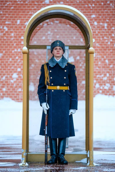 Guarda do regimento presidencial da Rússia perto do túmulo do soldado desconhecido e chama eterna no jardim de Alexander perto da parede de Kremlin. Vista de inverno . — Fotografia de Stock