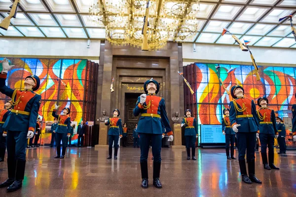 Actuaciones de demostración de la Guardia de Honor del 154 Regimiento Preobrazhensky. El Salón de la Fama del Museo de la Gran Guerra Patria en Poklonnaya Hill . — Foto de Stock