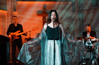 Moskova, Rusya - 27 Ocak 2017: R&B soul band Gayana performans gösteren canlı akustik, St Andrews Anglikan Kilisesi üzerinde 27 Ocak 2017 Moskova, Rusya.