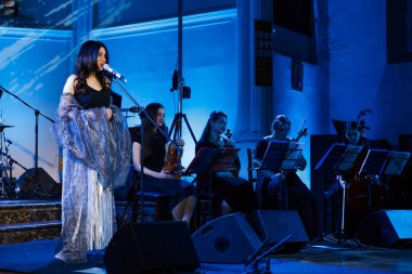 Moskova, Rusya - 27 Ocak 2017: R&B soul band Gayana performans gösteren canlı akustik, St Andrews Anglikan Kilisesi üzerinde 27 Ocak 2017 Moskova, Rusya.