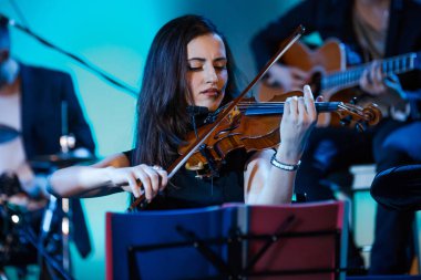 Moskova, Rusya - 27 Ocak 2017: R&B soul band Gayana performans gösteren canlı akustik, St Andrews Anglikan Kilisesi üzerinde 27 Ocak 2017 Moskova, Rusya.