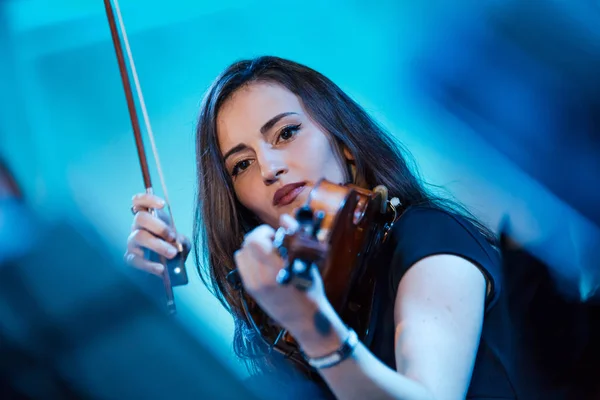 Moskova, Rusya - 27 Ocak 2017: R&B soul band Gayana performans gösteren canlı akustik, St Andrews Anglikan Kilisesi üzerinde 27 Ocak 2017 Moskova, Rusya.