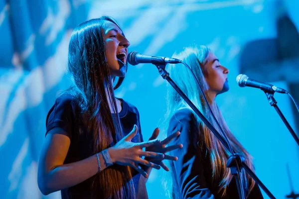 Moskova, Rusya - 27 Ocak 2017: R&B soul band Gayana performans gösteren canlı akustik, St Andrews Anglikan Kilisesi üzerinde 27 Ocak 2017 Moskova, Rusya.