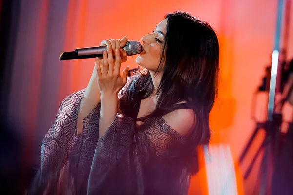 Moskova, Rusya - 27 Ocak 2017: R&B soul band Gayana performans gösteren canlı akustik, St Andrews Anglikan Kilisesi üzerinde 27 Ocak 2017 Moskova, Rusya.