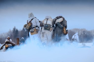 Geri çekilen Alman Wehrmacht askerler. 