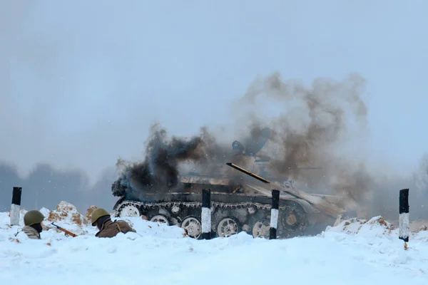 Savaşta yanan Alman tankı (panzer) kış görünümü.