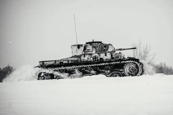 Vinter vy av den tyska Wwii tanken (panzer) Pz. Ii i attack. — Stockfoto