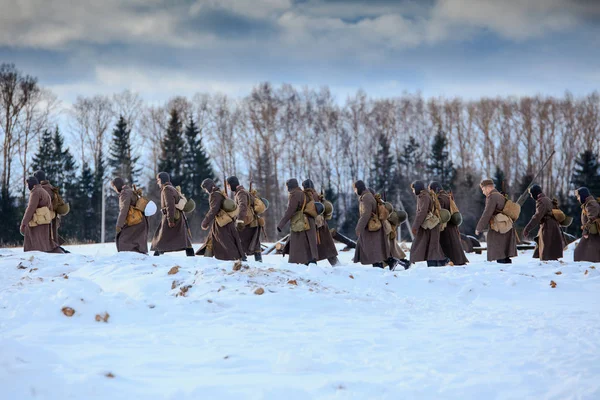 Колонна пехоты Красной Армии ходит по зимней дороге . — стоковое фото