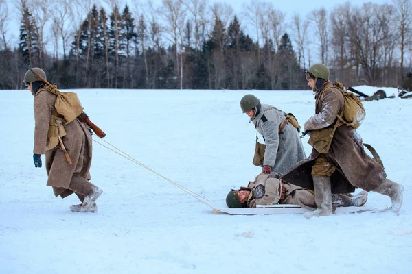 Sanitäter der Roten Armee im Einsatz mit dem verletzten Soldaten. — Stockfoto