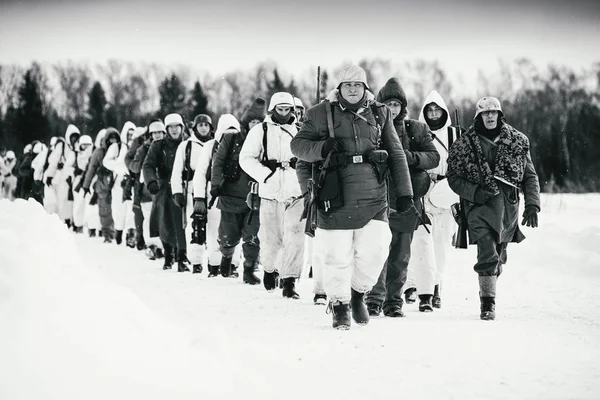 Sütun Wehrmacht Piyade. Siyah ve beyaz fotoğraf.