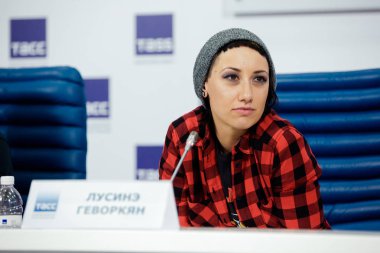 Moskova, Rusya - 28 Şubat 2017: Louna band basın-toplantısında Tass Rus haber ajansı üzerinde 28 Şubat 2017 Moskova, Rusya.