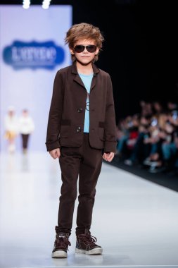 Modeli yürüyüş pist L'Erede catwalk, Sonbahar-Kış 2017-2018, Mercedes-Benz moda hafta Rusya için. Çocuk moda.