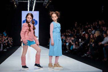 Modeli yürüyüş pist L'Erede catwalk, Sonbahar-Kış 2017-2018, Mercedes-Benz moda hafta Rusya için. Çocuk moda.