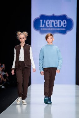 Modeli yürüyüş pist L'Erede catwalk, Sonbahar-Kış 2017-2018, Mercedes-Benz moda hafta Rusya için. Çocuk moda.