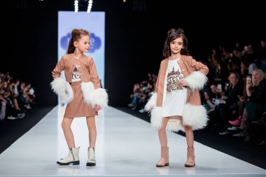 Modeli yürüyüş pist L'Erede catwalk, Sonbahar-Kış 2017-2018, Mercedes-Benz moda hafta Rusya için. Çocuk moda.