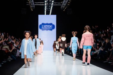 Modeli yürüyüş pist L'Erede catwalk, Sonbahar-Kış 2017-2018, Mercedes-Benz moda hafta Rusya için. Çocuk moda.