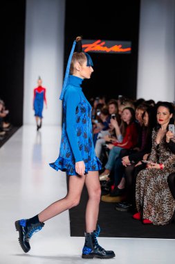 Modeli yürüyüş pist Dimaneu podyum sonbahar-kış 2017-2018, Mercedes-Benz moda hafta Rusya, için.