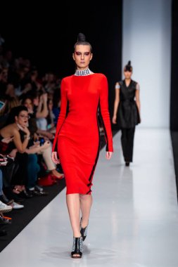 Modeli yürüyüş pist Dimaneu podyum sonbahar-kış 2017-2018, Mercedes-Benz moda hafta Rusya, için.