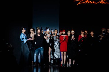 Modeli yürüyüş pist Dimaneu podyum sonbahar-kış 2017-2018, Mercedes-Benz moda hafta Rusya, için.