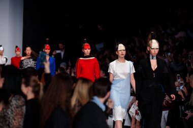 Modeli yürüyüş pist Dimaneu podyum sonbahar-kış 2017-2018, Mercedes-Benz moda hafta Rusya, için.