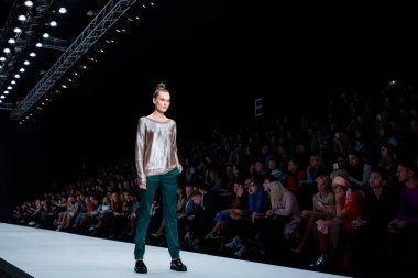 Finn Flare podyum sonbahar-kış 2017-2018, Mercedes-Benz moda hafta Rusya, için için Chapurin modeli yürüyüş pist.