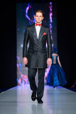 Modeli yürüyüş pist Slava Zaitsev podyum sonbahar-kış 2017-2018, Mercedes-Benz moda hafta Rusya, için.