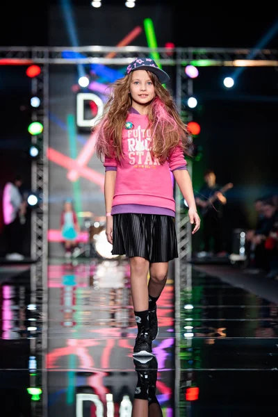 Modeli yürüyüş pist Detsky Mir podyum sonbahar-kış 2017-2018, Mercedes-Benz moda hafta Rusya, için. Çocuk moda.