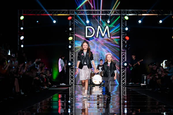Modeli yürüyüş pist Detsky Mir podyum sonbahar-kış 2017-2018, Mercedes-Benz moda hafta Rusya, için. Çocuk moda.