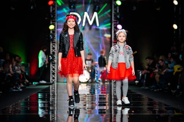 Modeli yürüyüş pist Detsky Mir podyum sonbahar-kış 2017-2018, Mercedes-Benz moda hafta Rusya, için. Çocuk moda.
