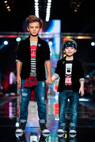 Modeli yürüyüş pist Detsky Mir podyum sonbahar-kış 2017-2018, Mercedes-Benz moda hafta Rusya, için. Çocuk moda.
