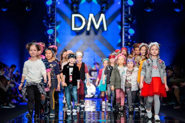 Modeli yürüyüş pist Detsky Mir podyum sonbahar-kış 2017-2018, Mercedes-Benz moda hafta Rusya, için. Çocuk moda.