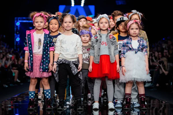 Modeli yürüyüş pist Detsky Mir podyum sonbahar-kış 2017-2018, Mercedes-Benz moda hafta Rusya, için. Çocuk moda.