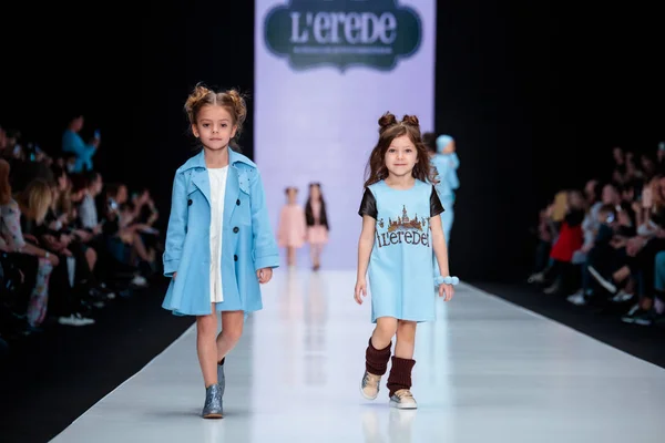 Modeli yürüyüş pist L'Erede catwalk, Sonbahar-Kış 2017-2018, Mercedes-Benz moda hafta Rusya için. Çocuk moda.