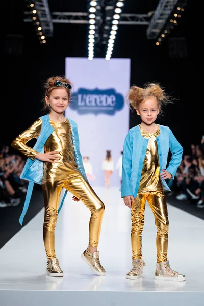 Modeli yürüyüş pist L'Erede catwalk, Sonbahar-Kış 2017-2018, Mercedes-Benz moda hafta Rusya için. Çocuk moda.