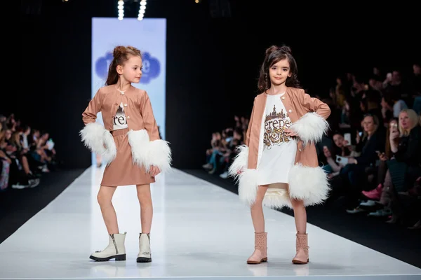 Modeli yürüyüş pist L'Erede catwalk, Sonbahar-Kış 2017-2018, Mercedes-Benz moda hafta Rusya için. Çocuk moda.