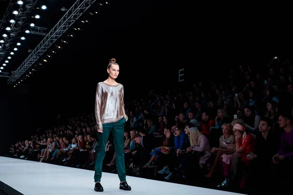 Finn Flare podyum sonbahar-kış 2017-2018, Mercedes-Benz moda hafta Rusya, için için Chapurin modeli yürüyüş pist.