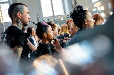 Sonbahar-Kış 2017-2018, Mercedes-Benz moda hafta Rusya, sahne arkasında podyum Yulia Kosyak.