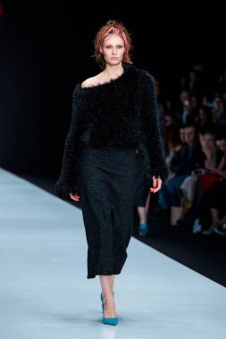 Modeli yürüyüş pist için Daria Dashina podyum sonbahar-kış 2017-2018, Mercedes-Benz moda hafta Rusya.