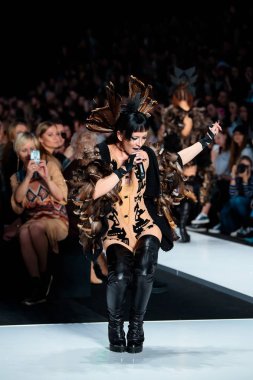 Modeli yürüyüş pist Yulia Kosyak podyum sonbahar-kış 2017-2018, Mercedes-Benz moda hafta Rusya, için.