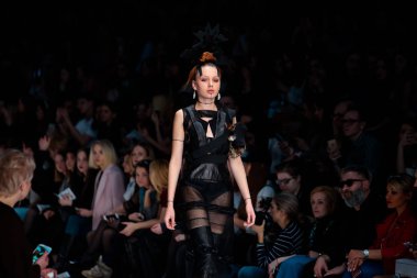 Modeli yürüyüş pist Yulia Kosyak podyum sonbahar-kış 2017-2018, Mercedes-Benz moda hafta Rusya, için.