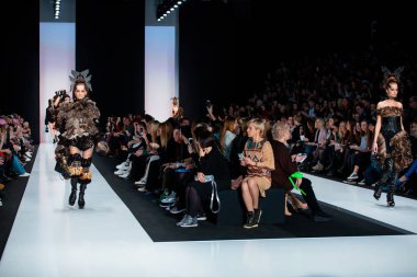 Modeli yürüyüş pist Yulia Kosyak podyum sonbahar-kış 2017-2018, Mercedes-Benz moda hafta Rusya, için.